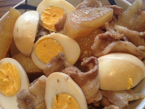 大根と豚バラのゆで卵を入り煮物